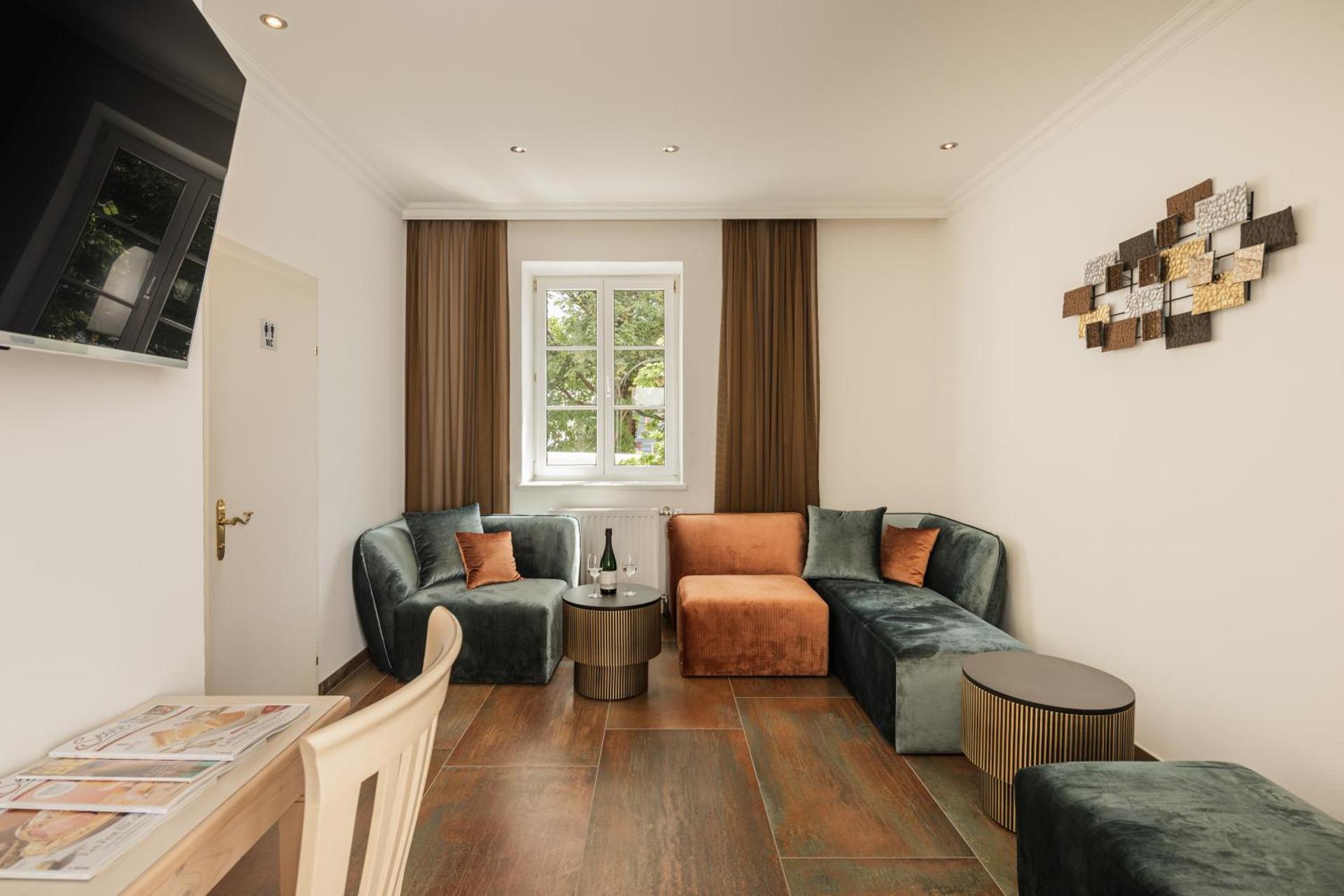 Communal lounge/ TV room