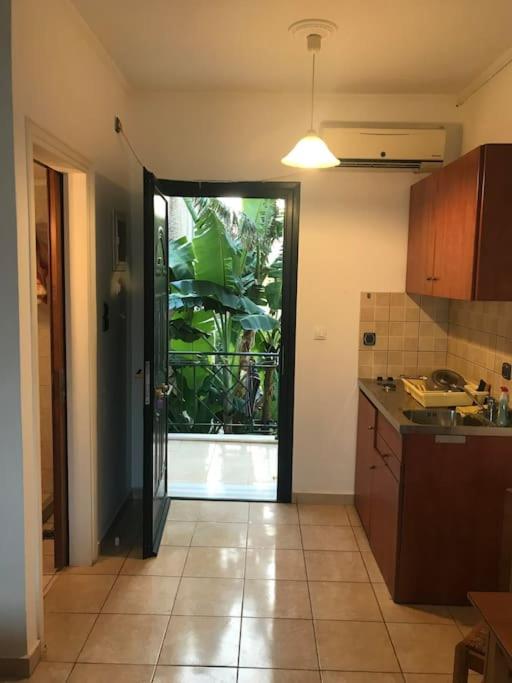 Karyatis studios lixouri