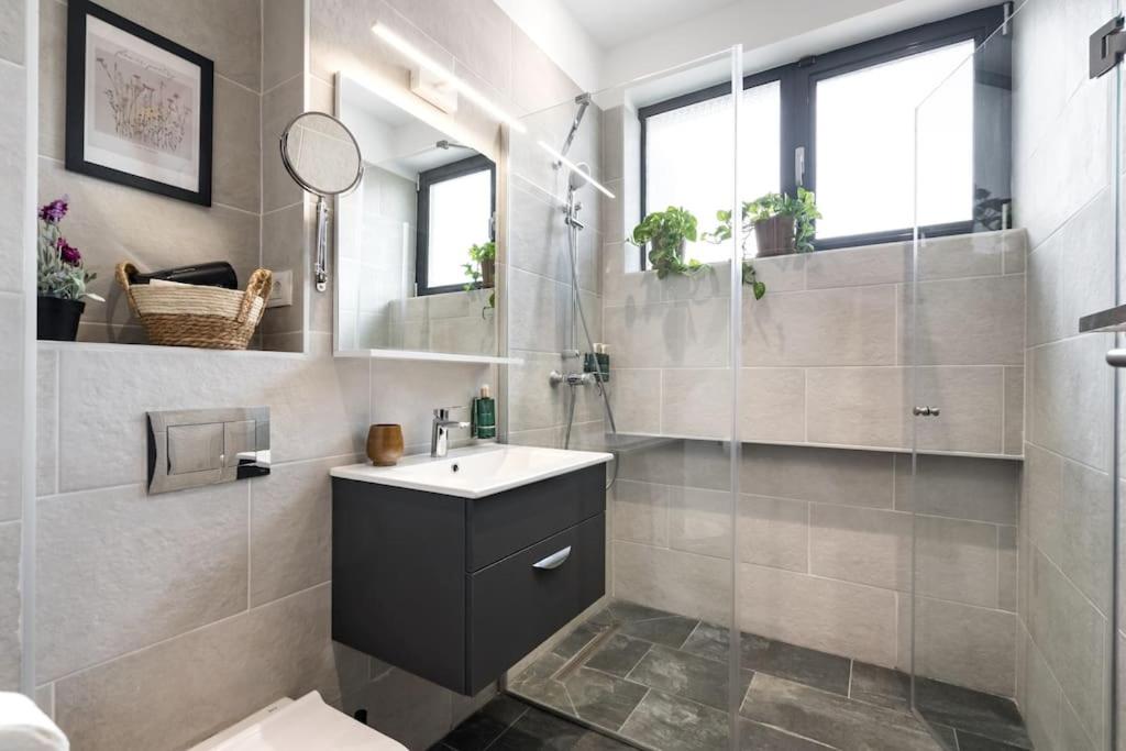 Central 17 Apartment - New Building & Parking