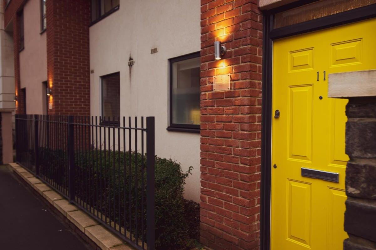 Deluxe Apartment near Cabot Circus w Parking sleeps 5