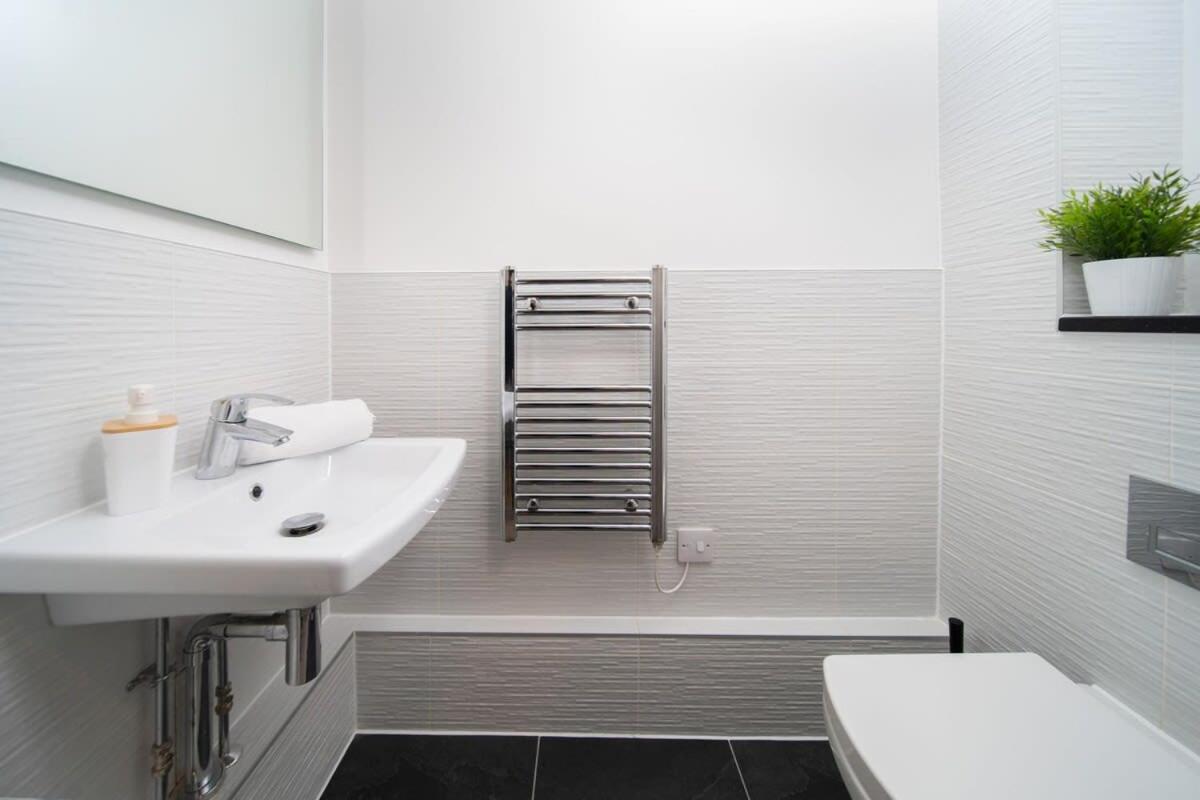 Deluxe Apartment near Cabot Circus w Parking sleeps 5