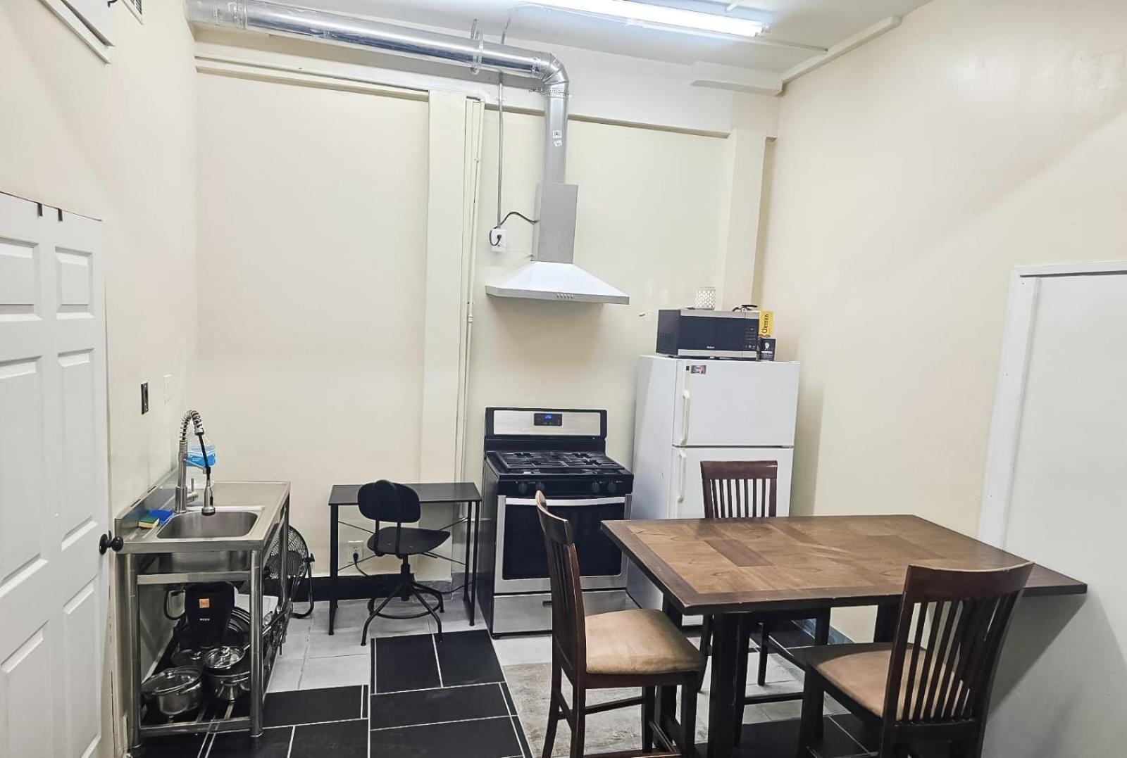 Kitchen or kitchenette