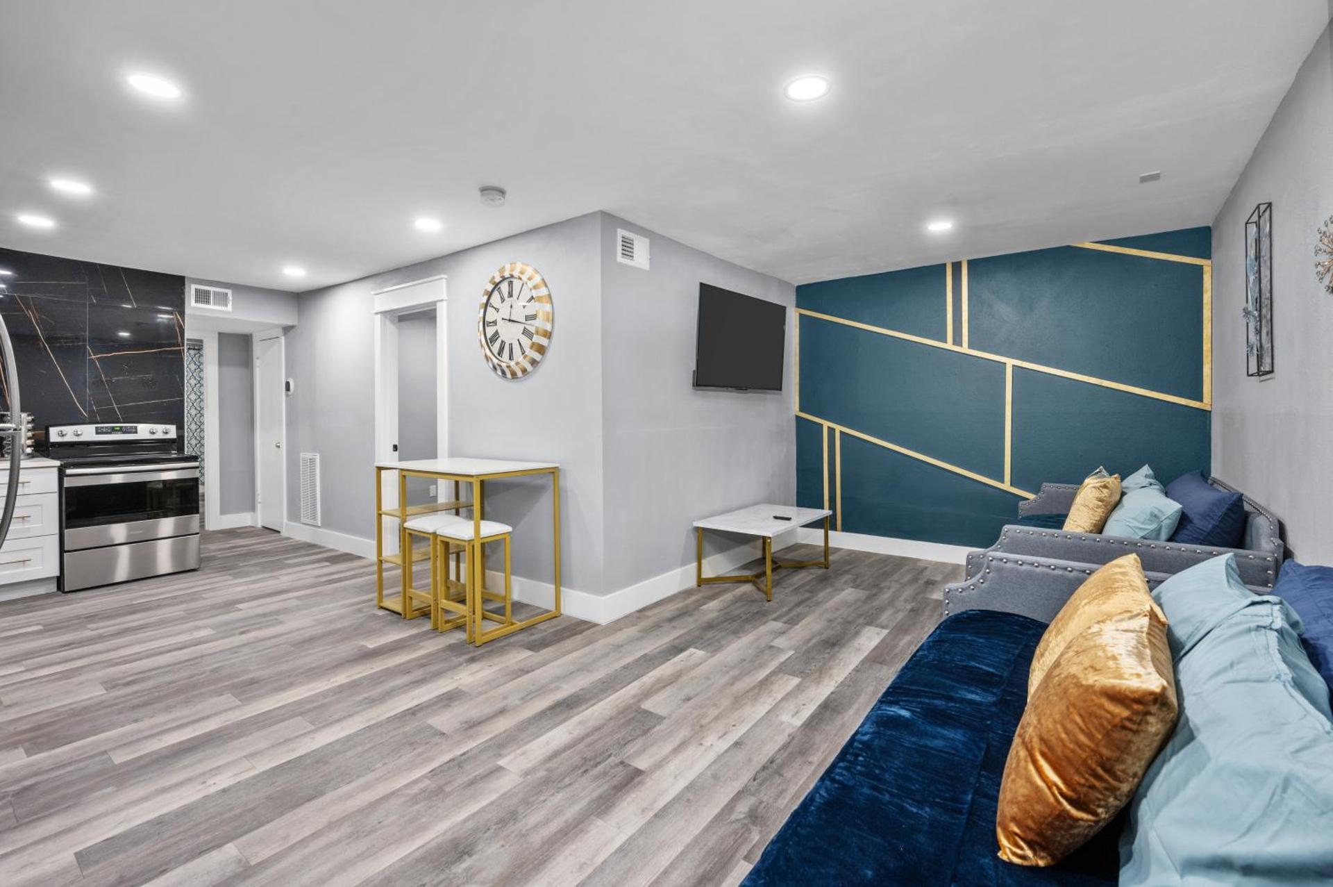 Houston Heights 2BR Getaway with Pool & Free Park