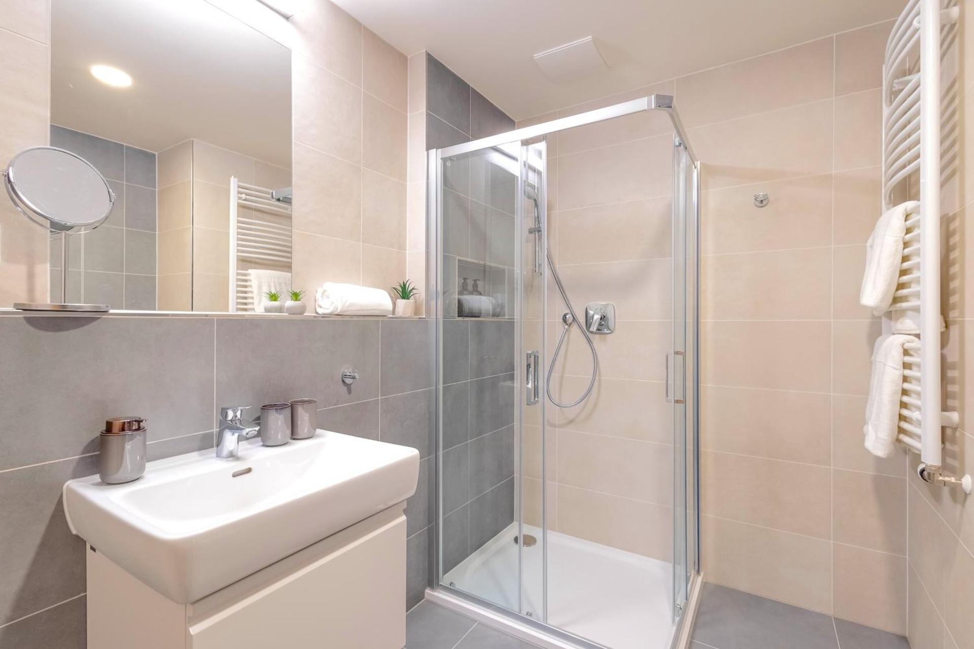 Yellow Apartment - Balcony, Free Parking, by Gravity Prague