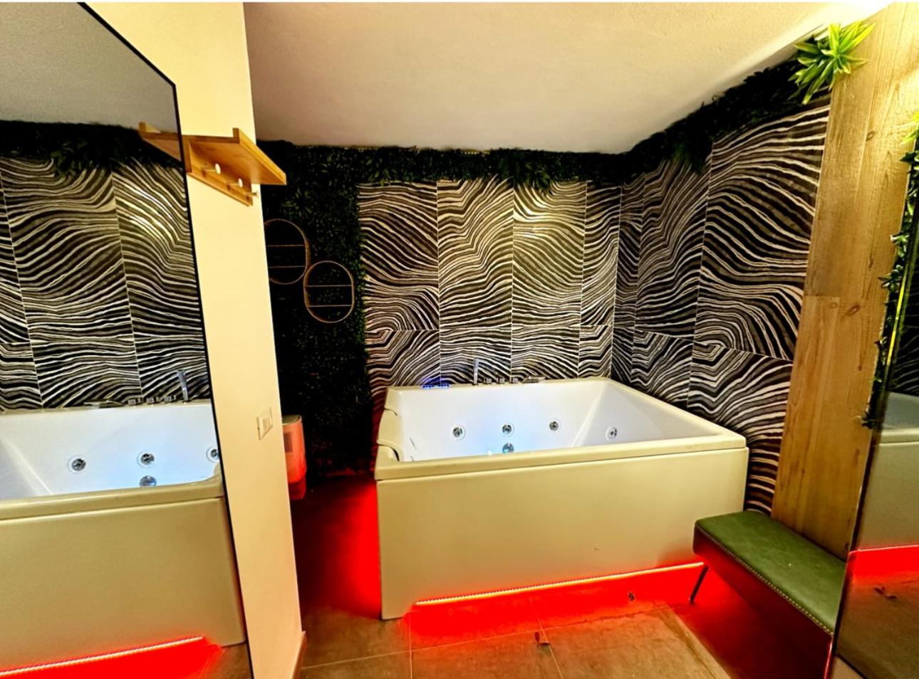 One-Bedroom Apartment with Rooftop Spa Bath