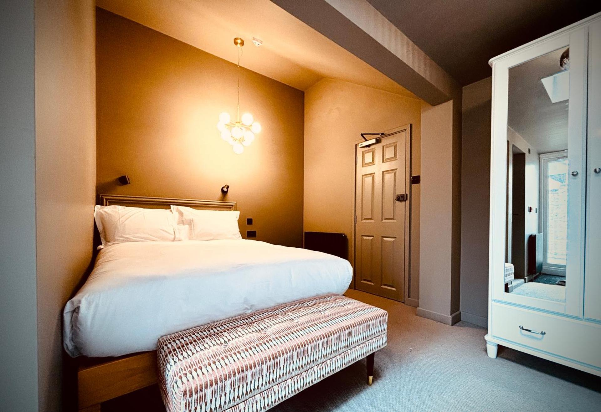 ROOMS AT THE QUAYSIDE - stylish en-suite rooms on Poole Quay all fully refurbed