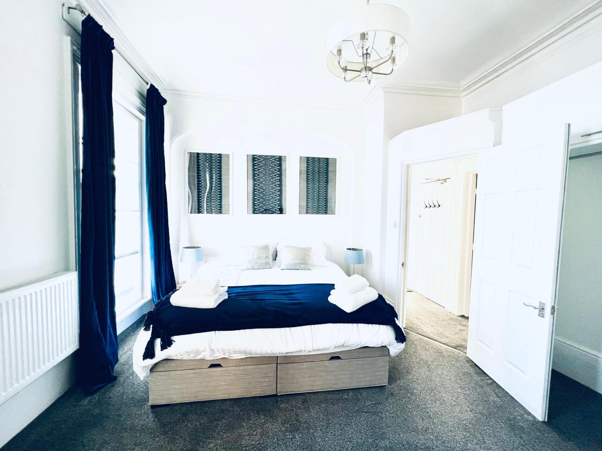 Flat 4 Marine Parade House, 1 East Cliff- Next to Dover Port, White Cliffs, Beach, Castle