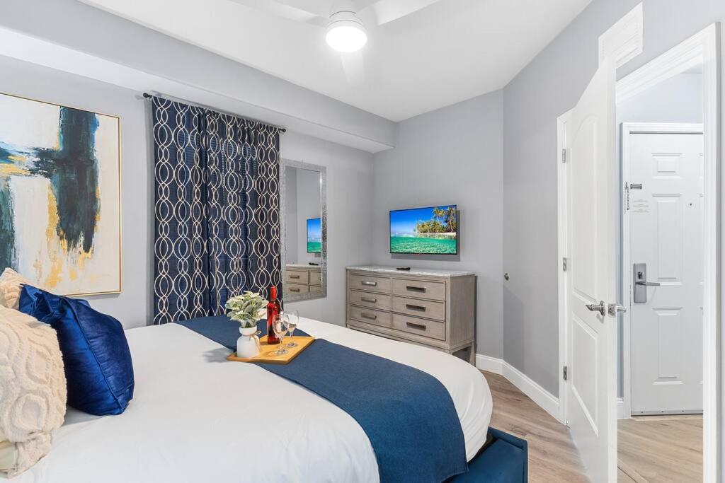 Cozy Lakeview Condo near Disney