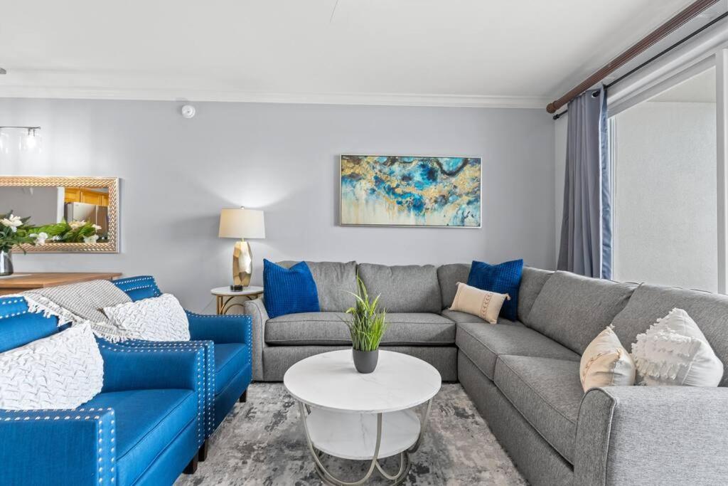 Cozy Lakeview Condo near Disney