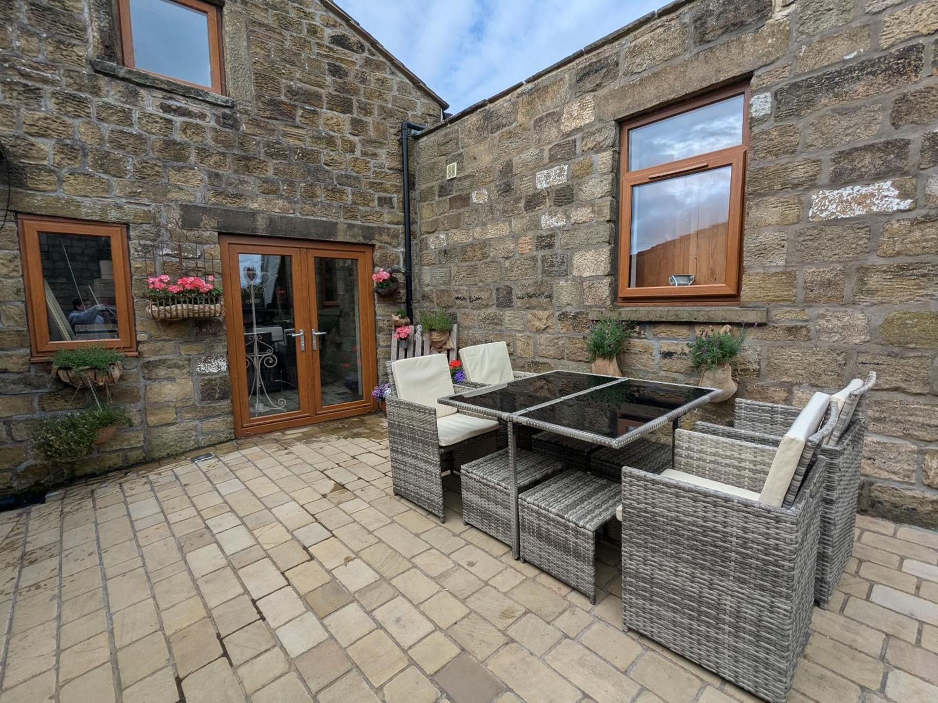Cozy Cottage Close to Haworth Sleeps 2 with Garden