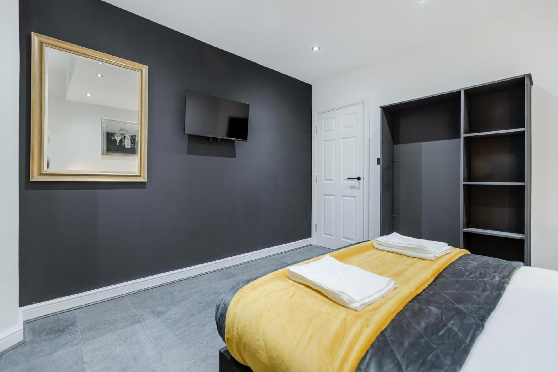 TWO BED Modern Apartment 5min walk to Town centre with Free Parking ! Under New Management