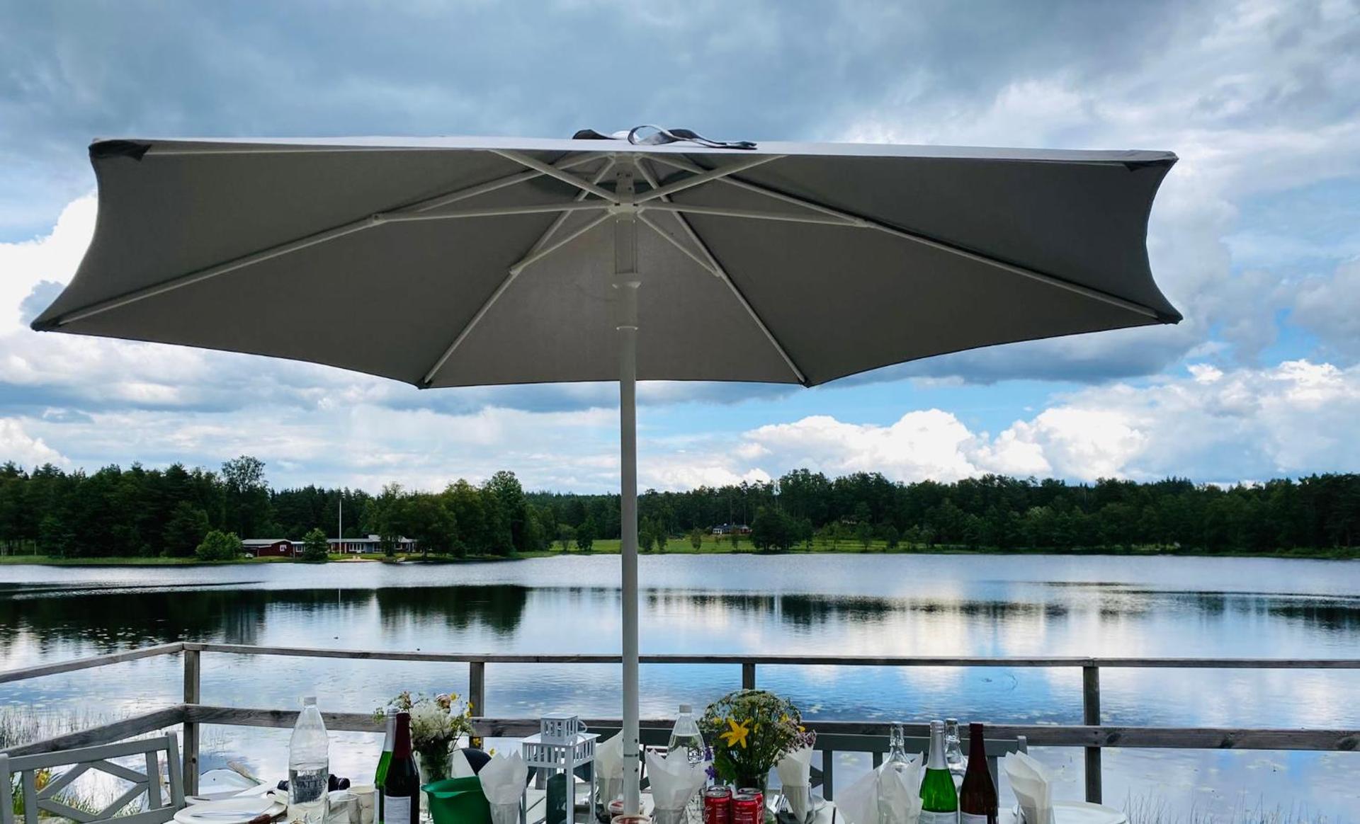 Stuga med strandtomt i Smålands natursköna miljö