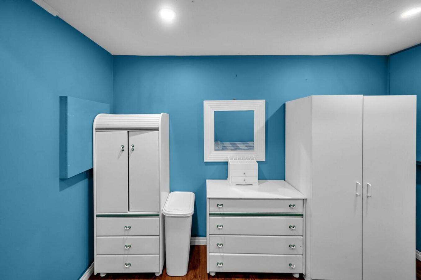 52-3 Bed Suite On Lake Central Ac By Airport