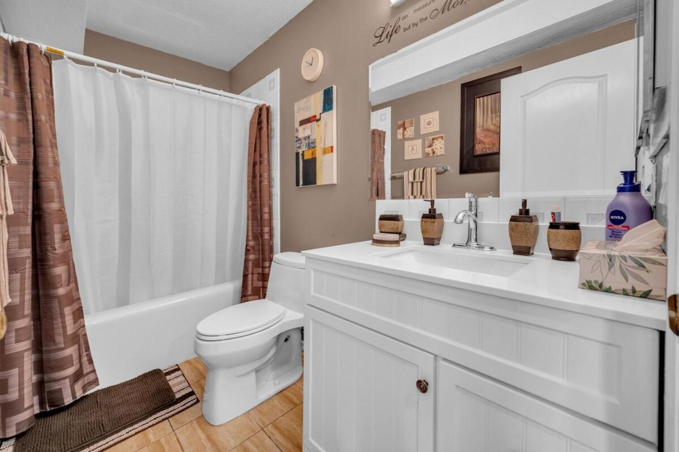 52-3 Bed Suite On Lake Central Ac By Airport