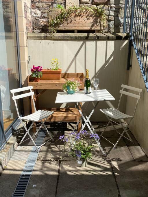 Stylish 2 bedroom self-contained apartment in the heart of Clifton Village