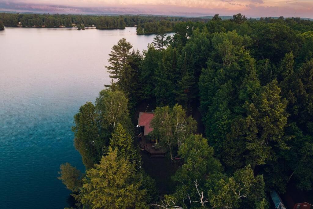 Grinmore Lakehouse with Panoramic View & Hot Tub