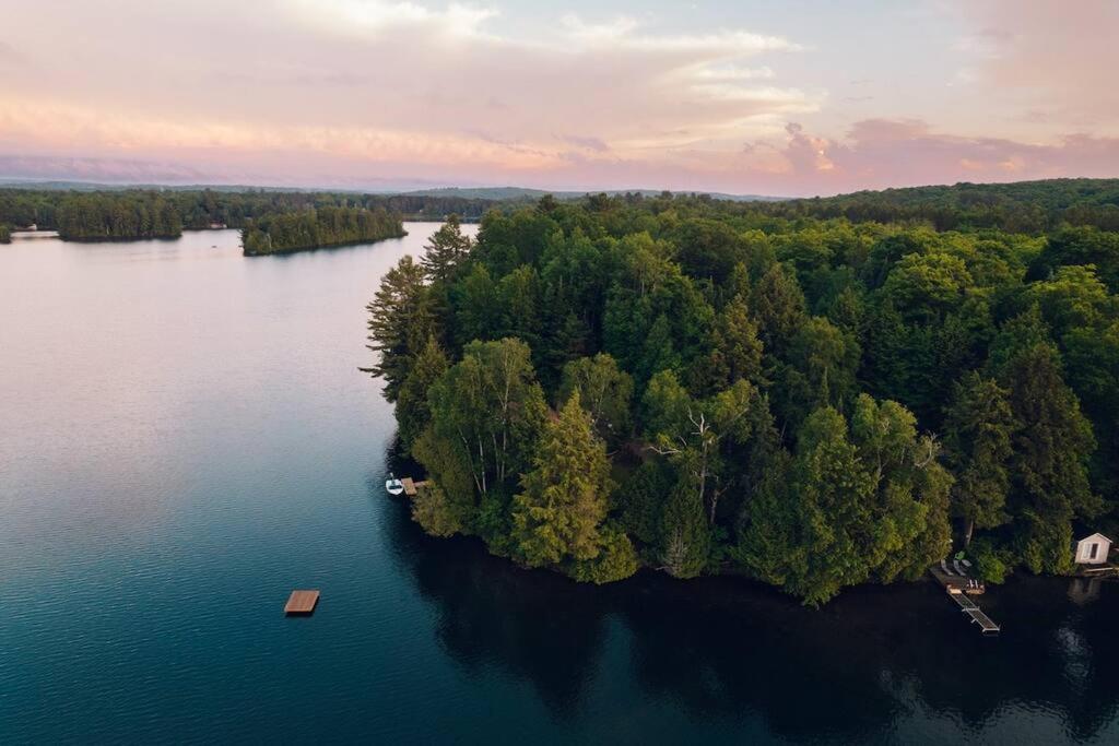 Grinmore Lakehouse with Panoramic View & Hot Tub