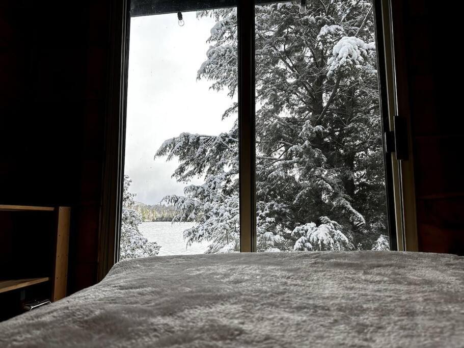 Grinmore Lakehouse with Panoramic View & Hot Tub