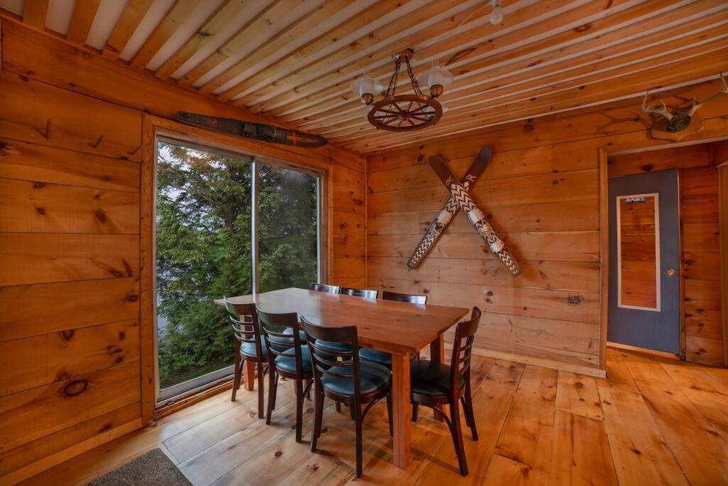 Grinmore Lakehouse with Panoramic View & Hot Tub