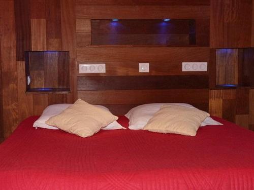 La suite du paysan terrasse privative avec salon de jardin et bain de soleil cuisine privé bain à remous privatif plage de sable fin à 7 mn