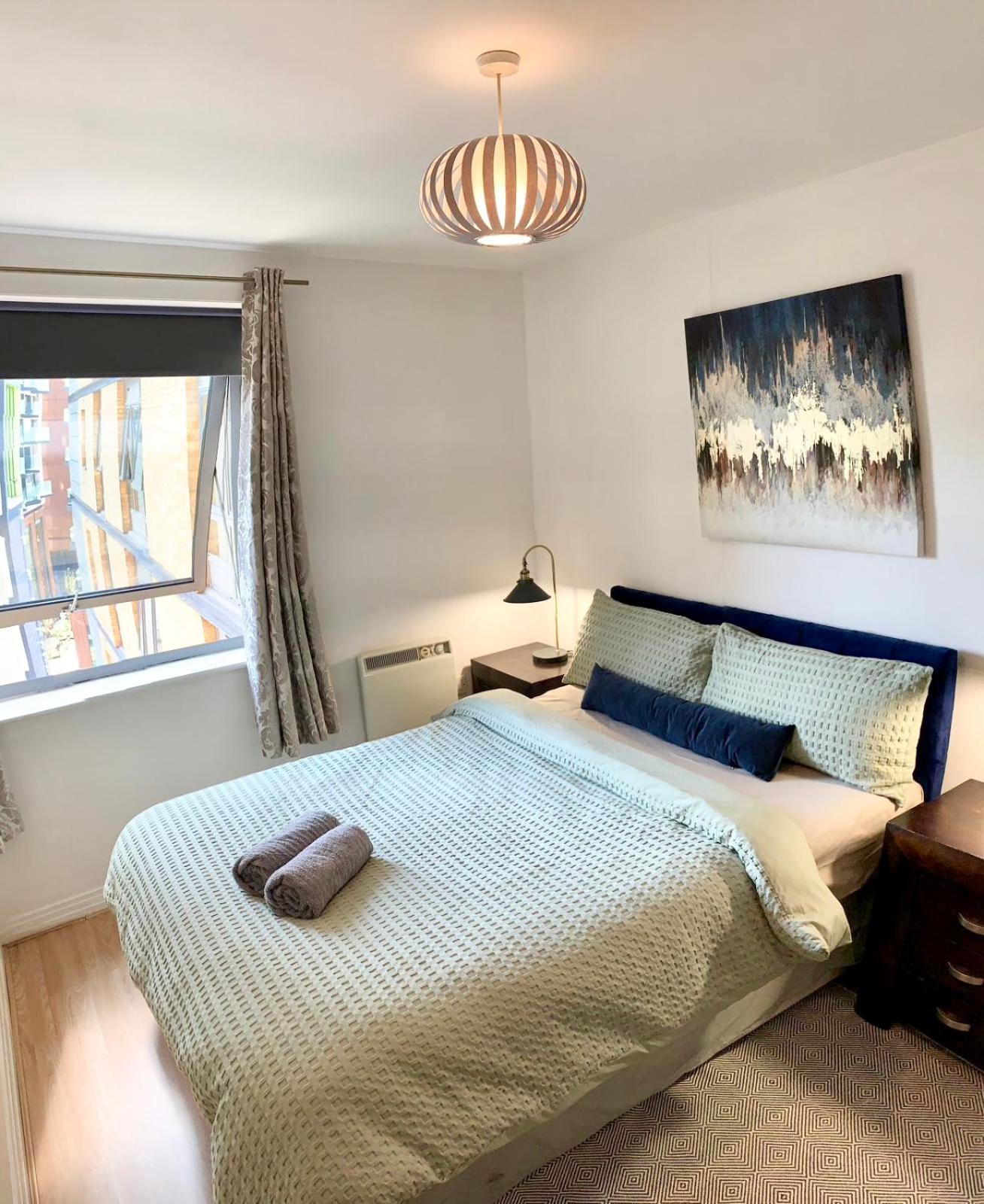 Modern 2 bed 2 bath opp tube station