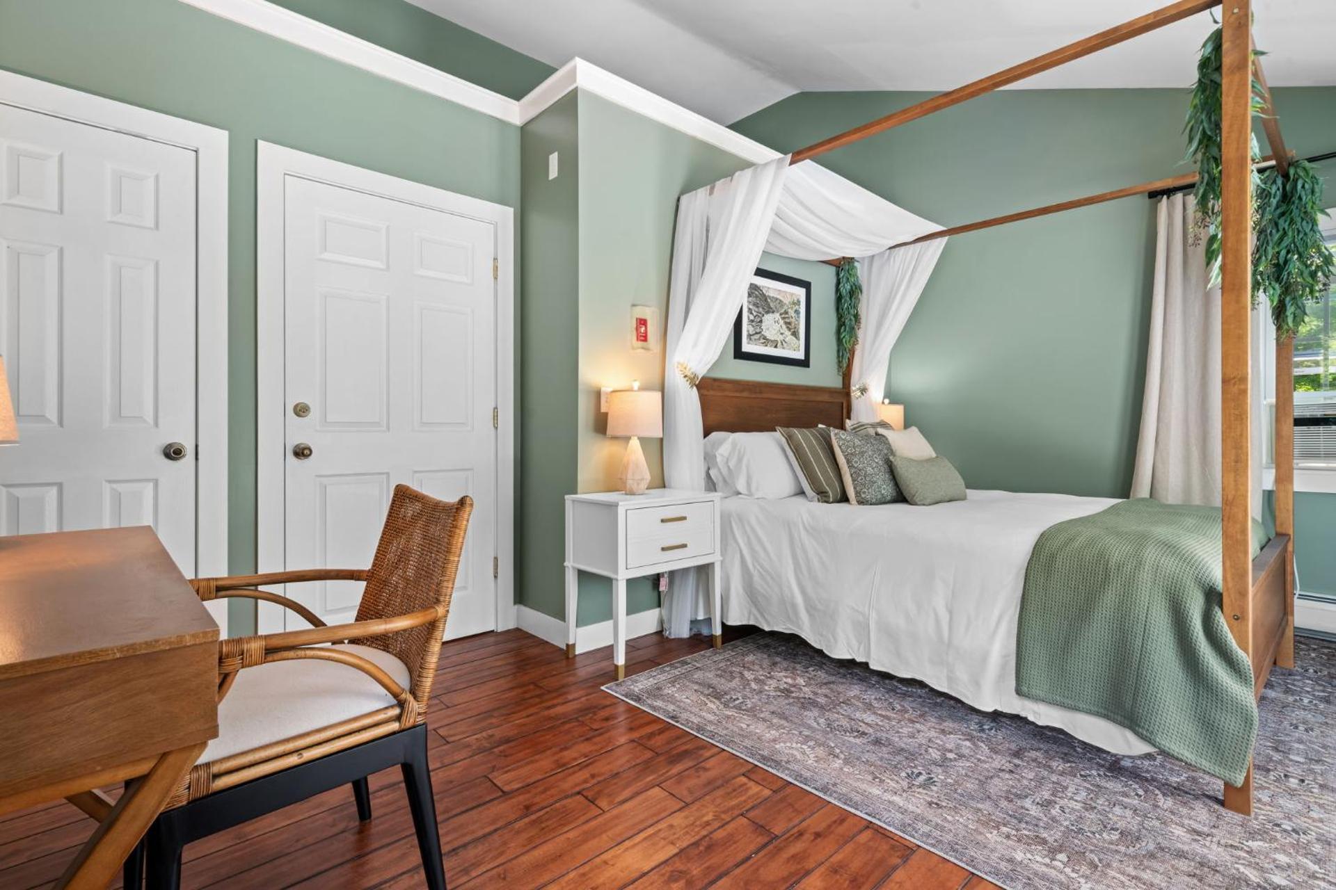 The Aurora Inn & Cottages