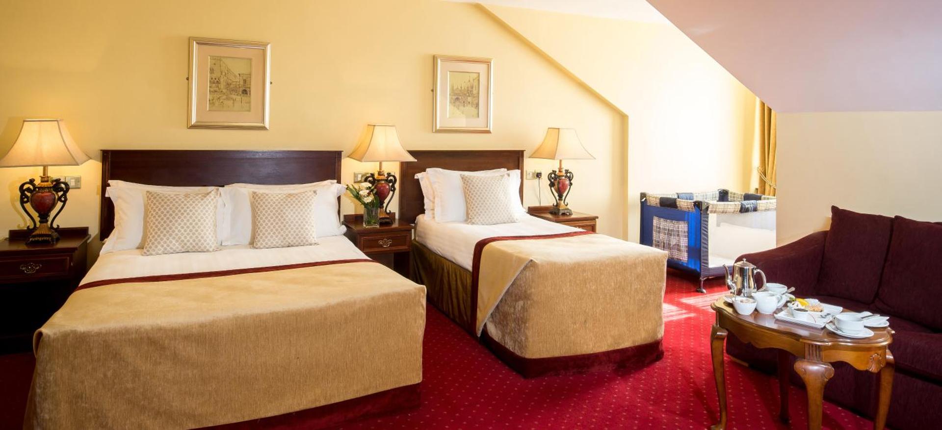 Family Room (2 Adults + 2 Children)