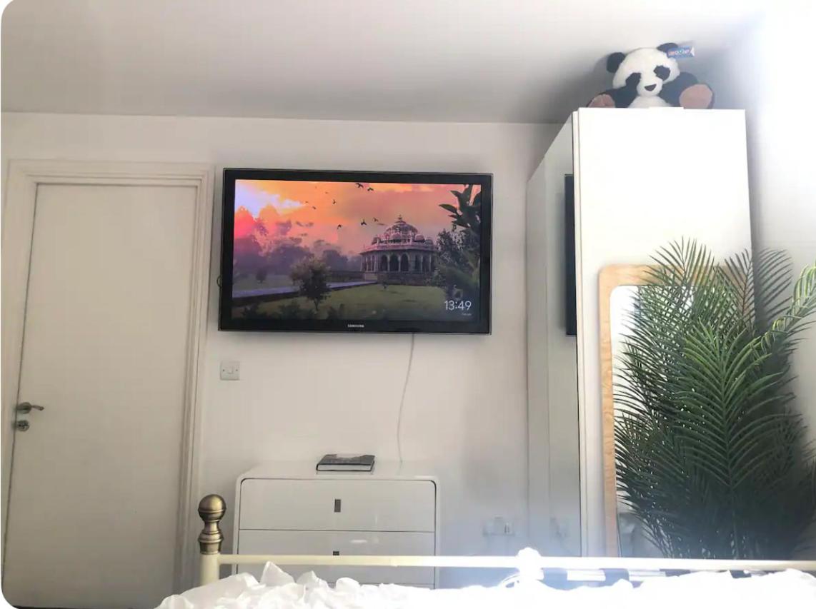 Air-conditioned lockable ensuite room in modern space with shared kitchen Fast WIFI