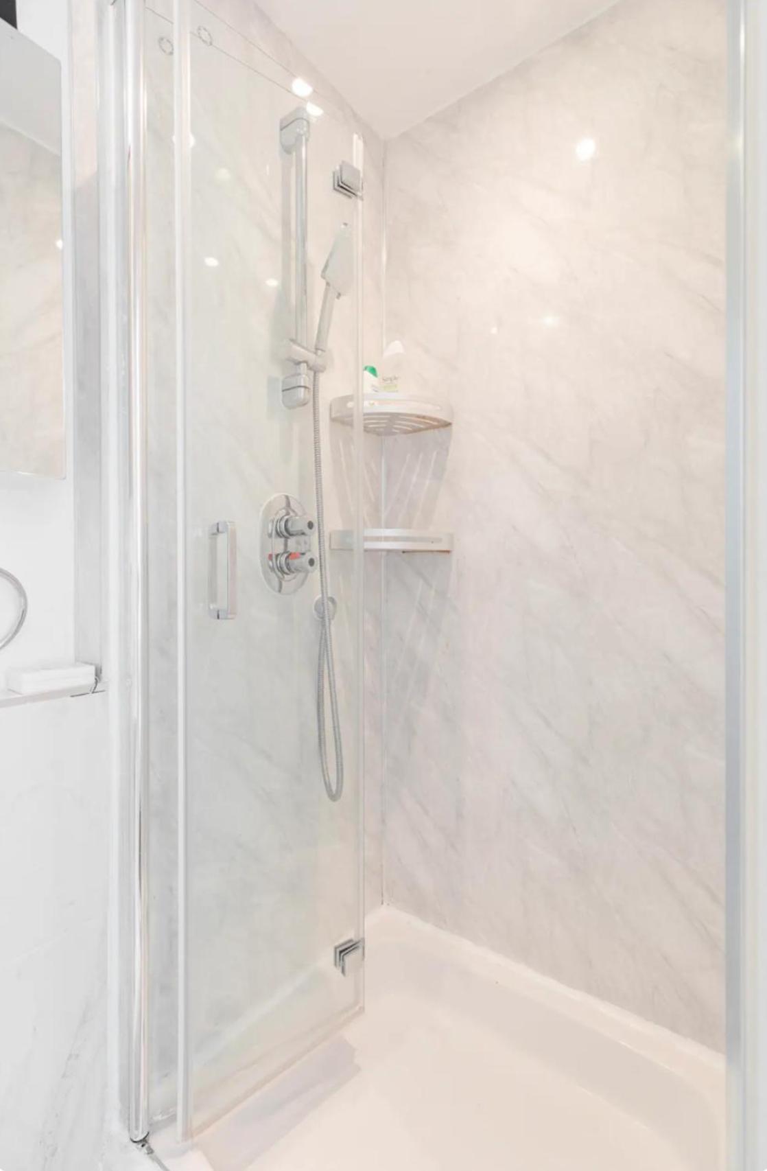 Air-conditioned lockable ensuite room in modern space with shared kitchen Fast WIFI