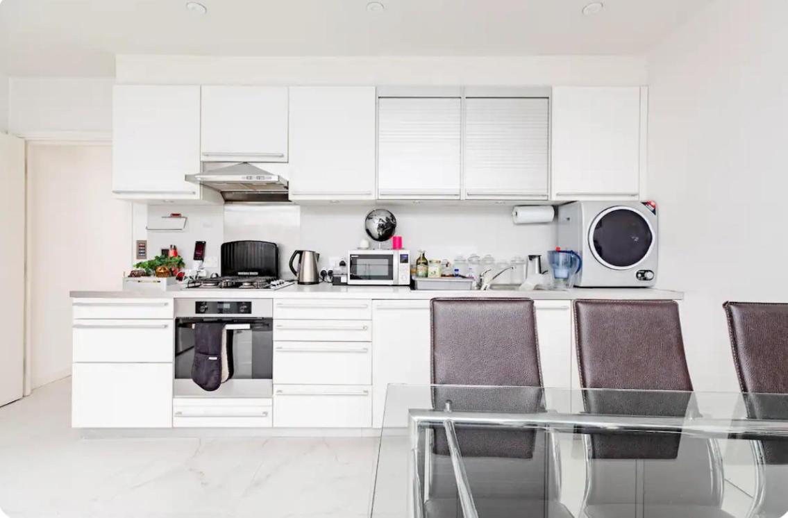 Air-conditioned lockable ensuite room in modern space with shared kitchen Fast WIFI