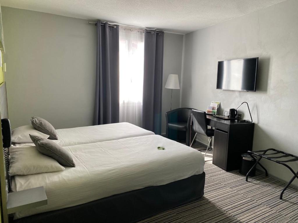 Twin Room with City View