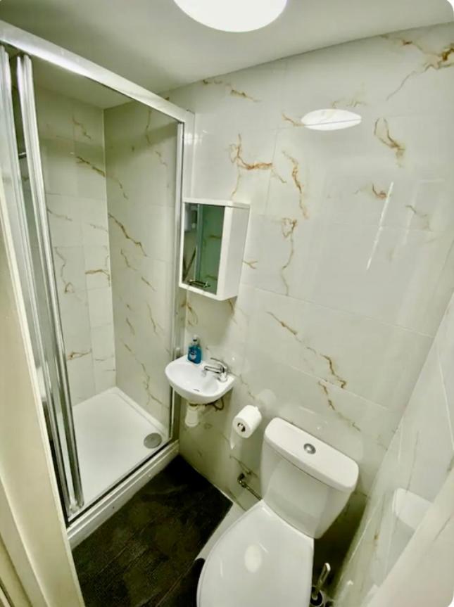 modern studio Apartment sleeps 4 people opposite Westfield Shepherds bush