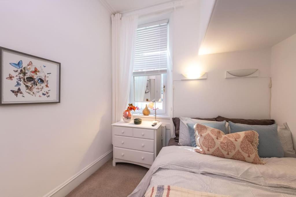 Lovely main door 1 bedroom holiday flat with patio