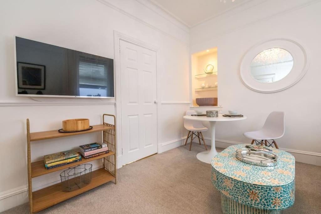 Lovely main door 1 bedroom holiday flat with patio