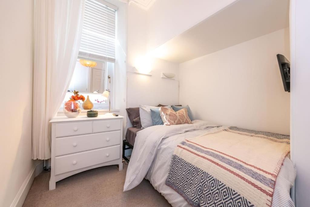 Lovely main door 1 bedroom holiday flat with patio