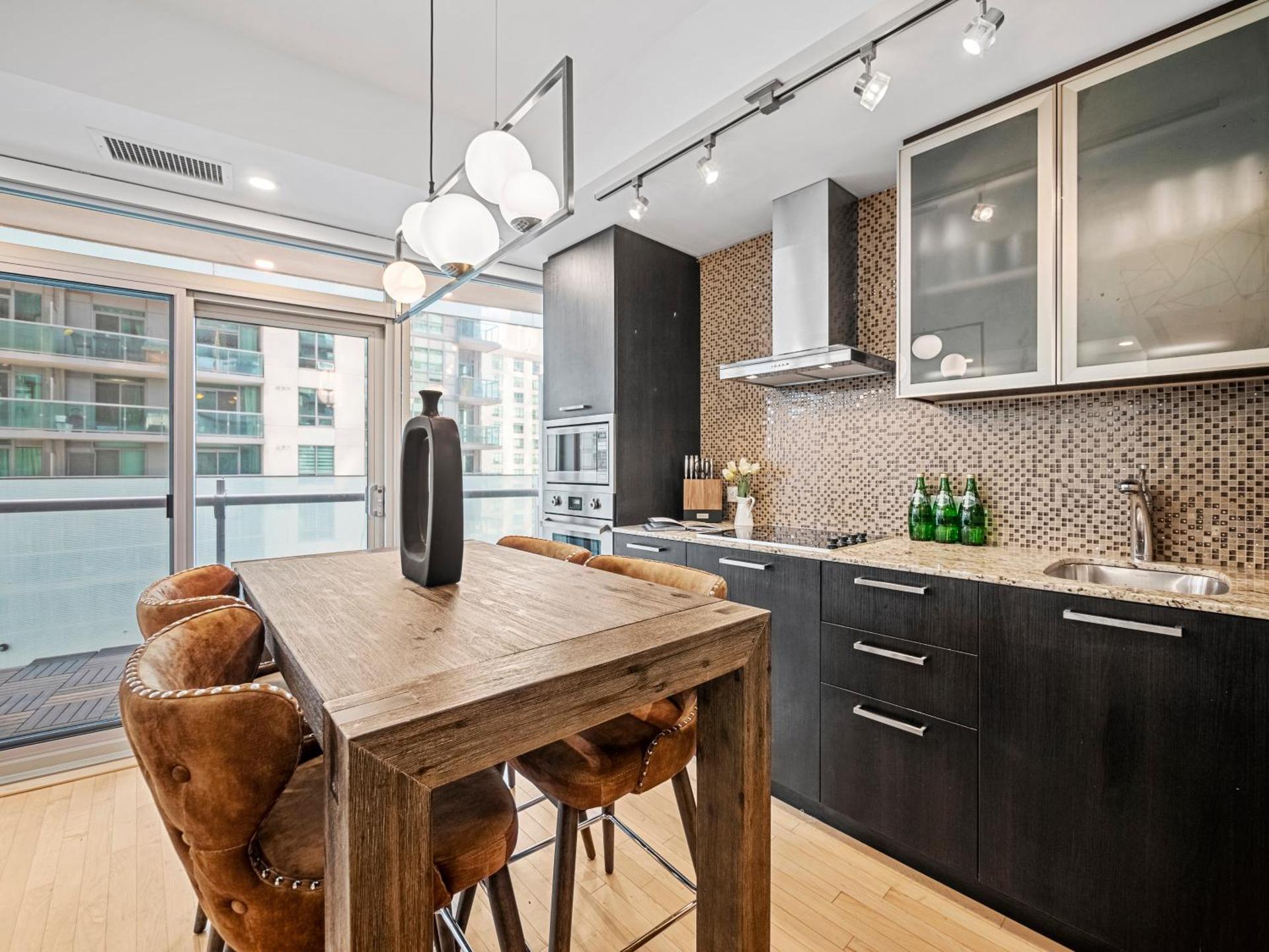 Delta Suites - In Downtown Toronto, Opposite Scotiabank Arena, CN Tower, Rogers Centre & MTCC