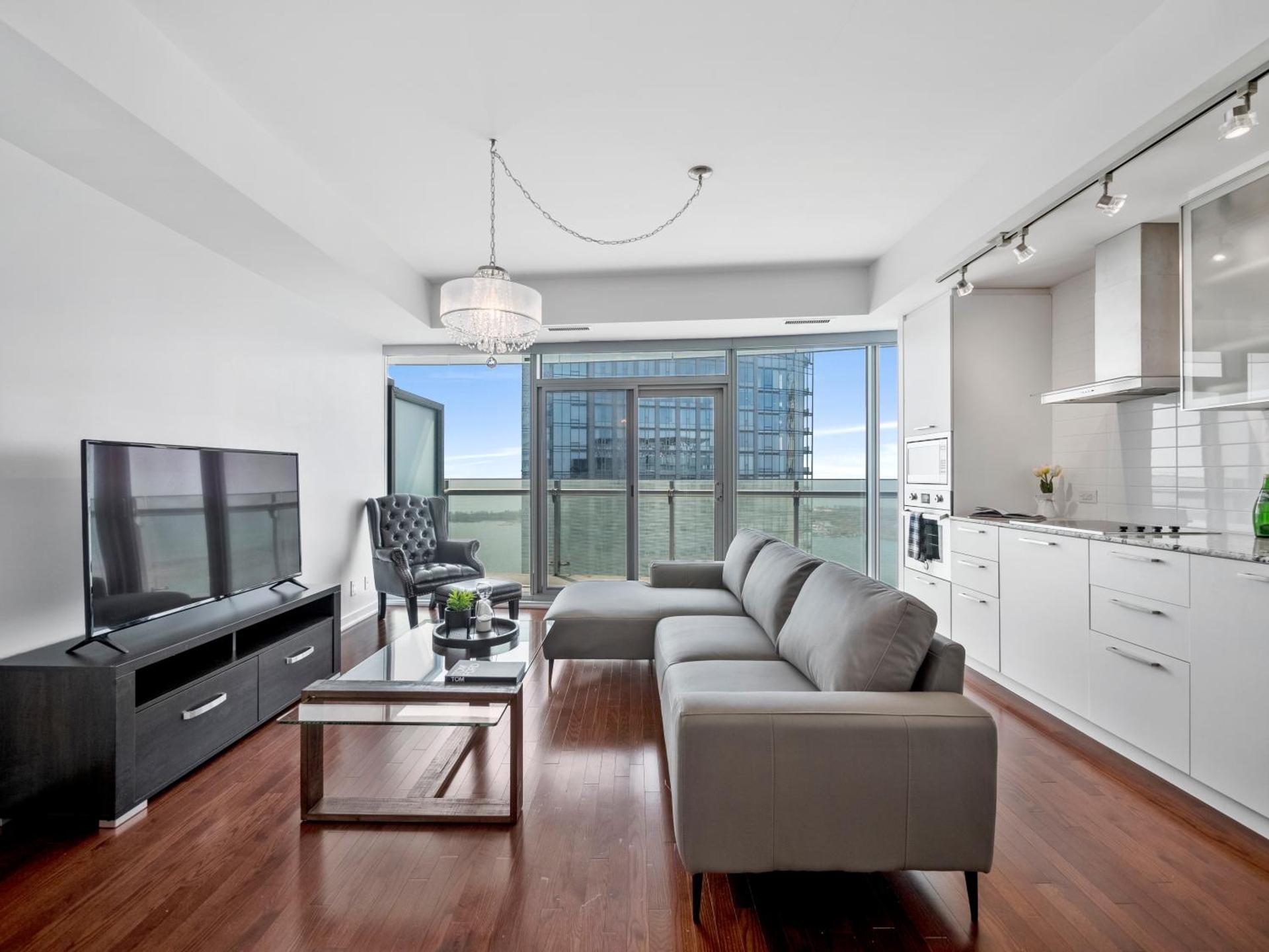 Delta Suites - In Downtown Toronto, Opposite Scotiabank Arena, CN Tower, Rogers Centre & MTCC