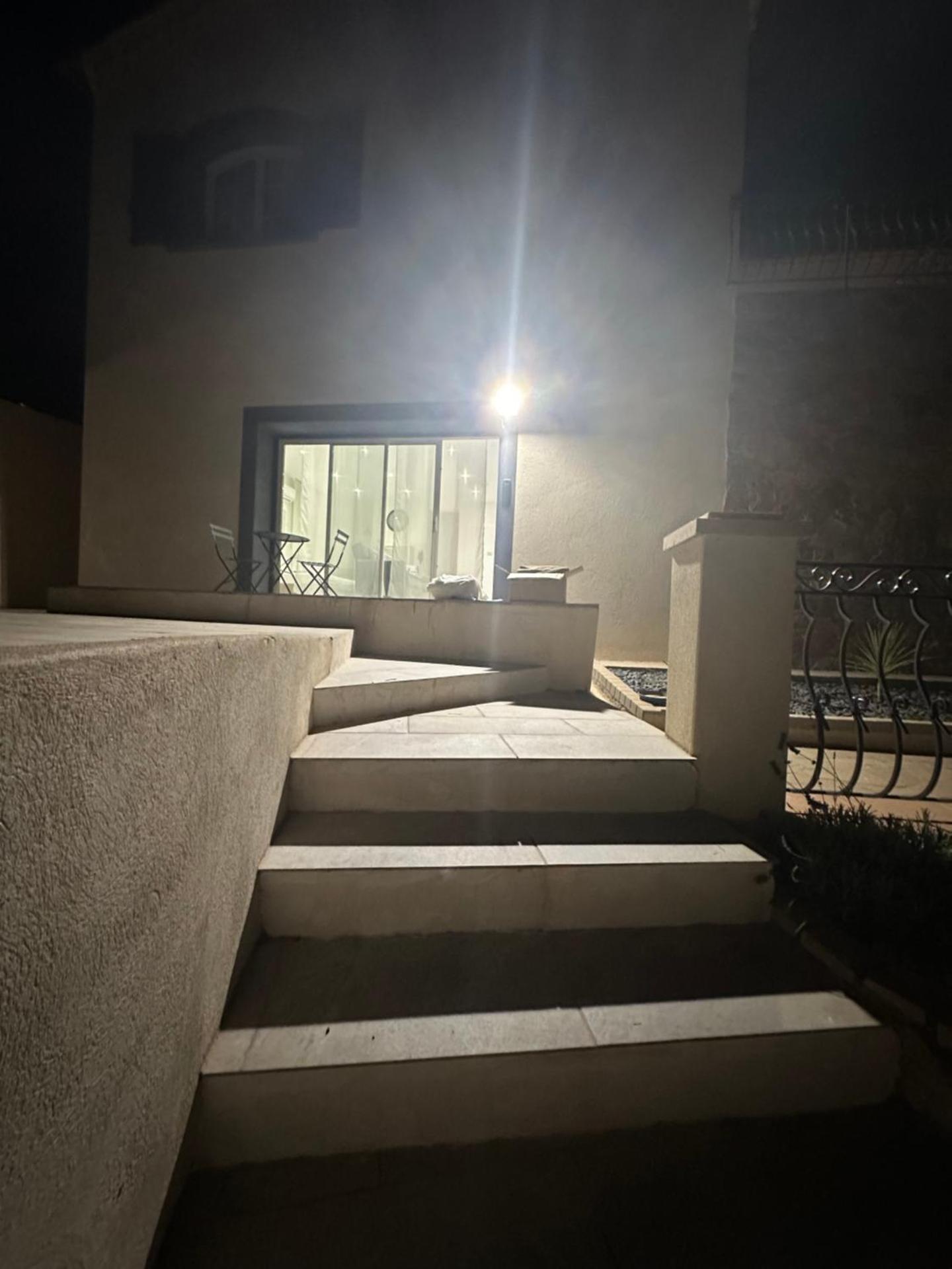 CHARMANT et CALME PROCHE AÉROPORT