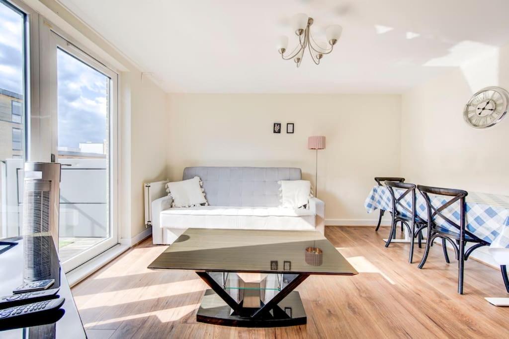 Beautiful 2 bedroom 2 bathroom apartment in Colindale