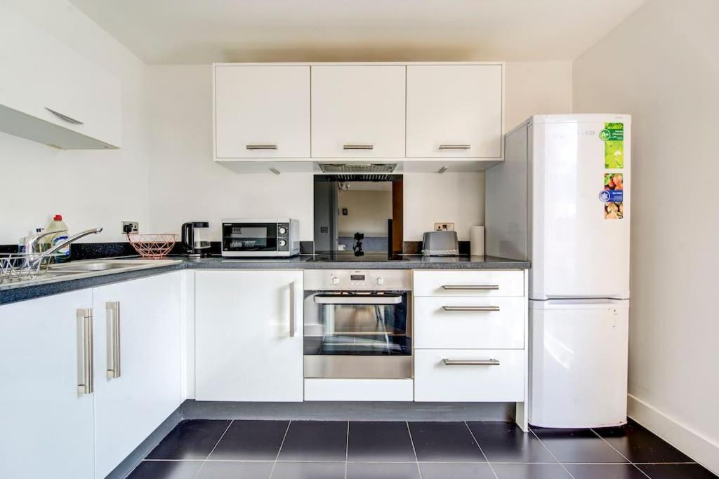 Beautiful 2 bedroom 2 bathroom apartment in Colindale