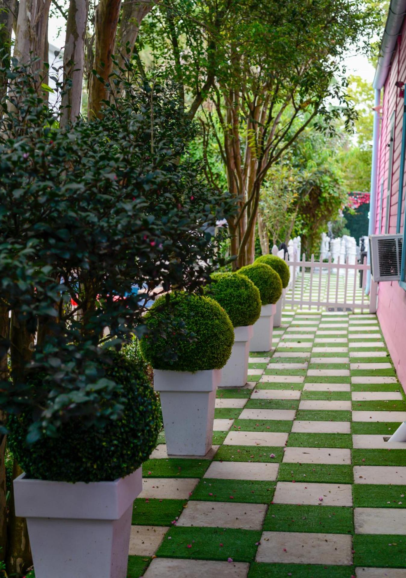 5 BR - Sleeps 10! Best Location next to French Quarter!