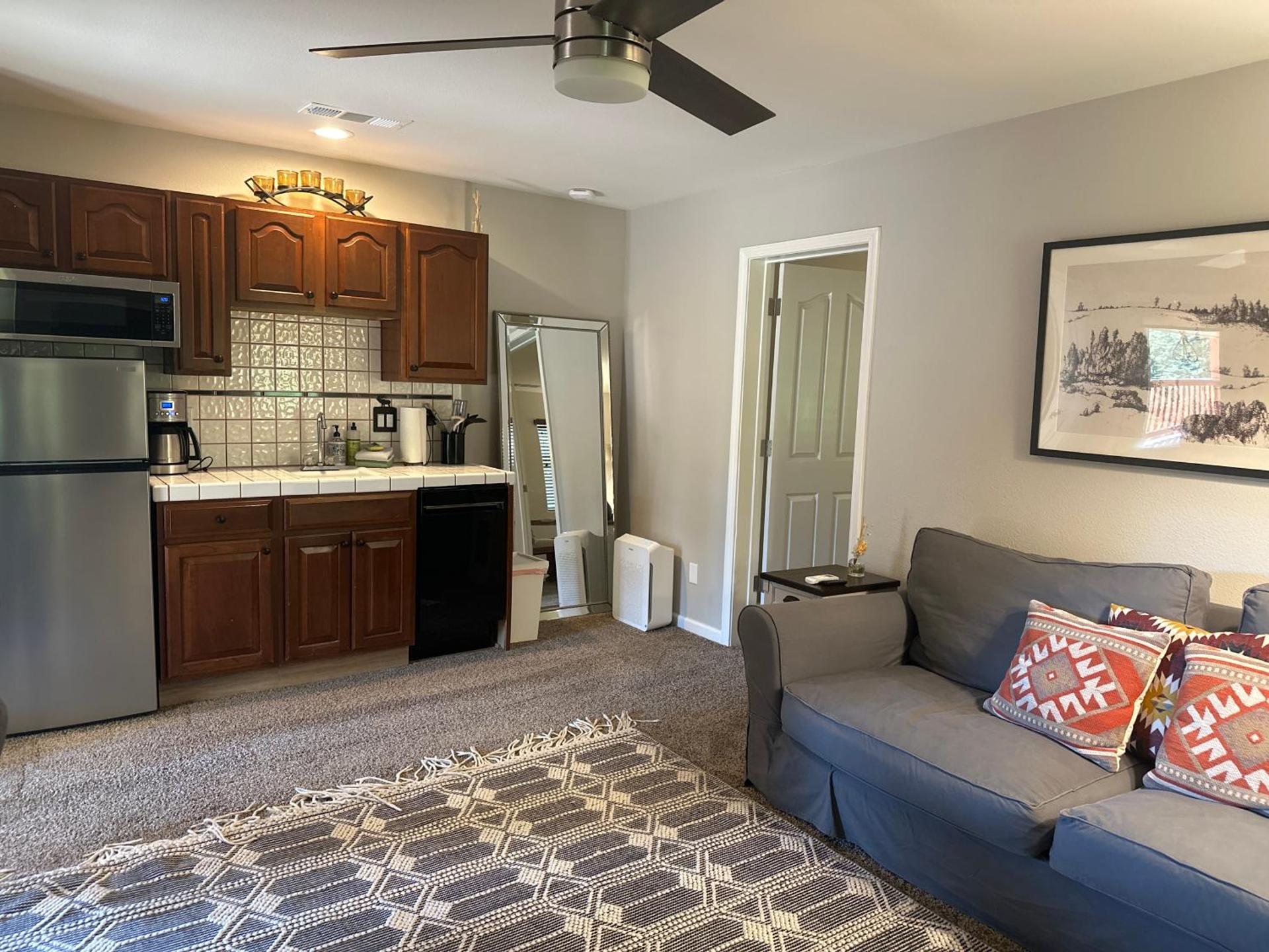 YoBee! Park Reservation Included! Heart of Yosemite - Homey Studios and Breakfast