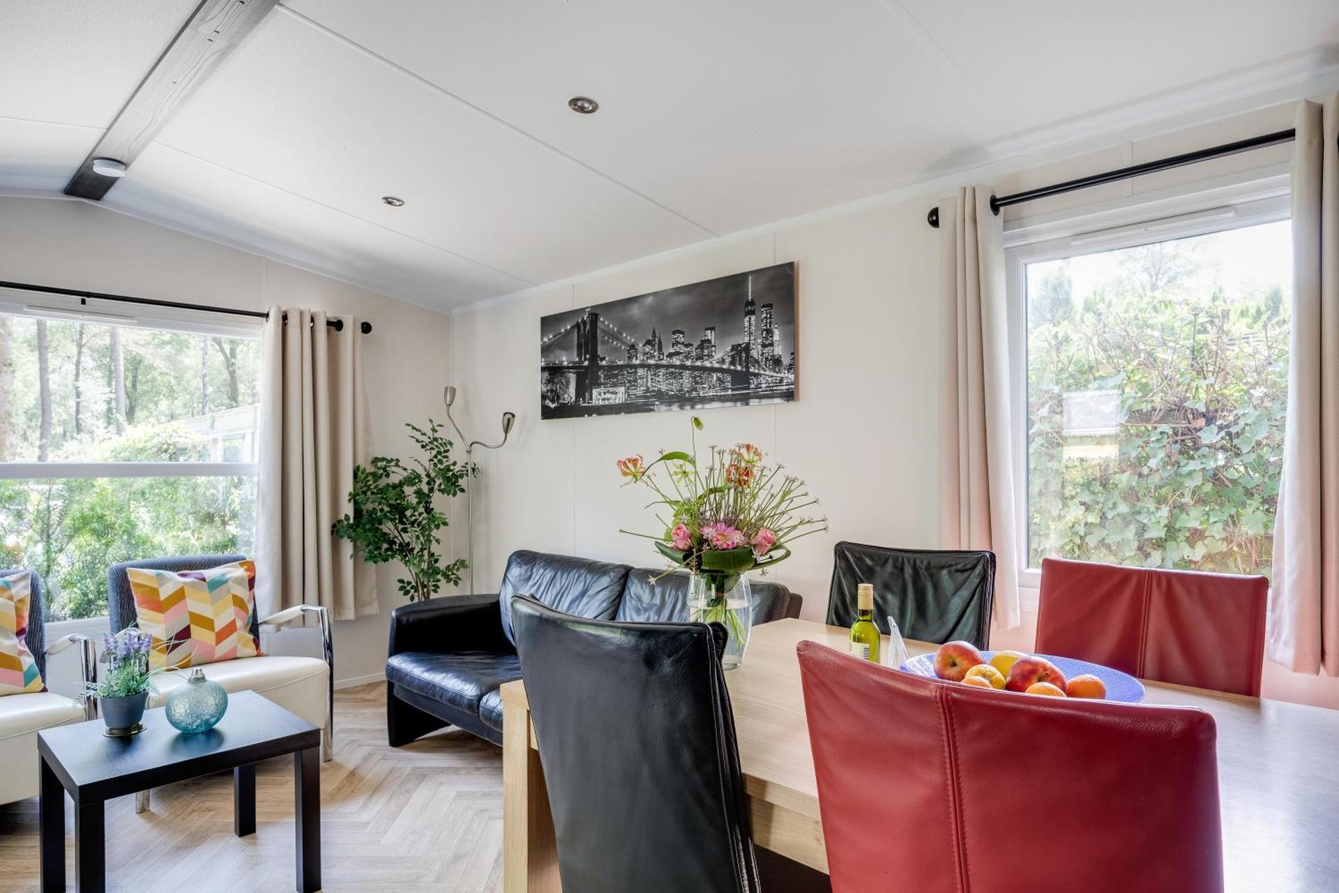 VELUWE HOENDERLOO LUXURY CHALET WITH PRIVATE SAUNA AND HOT TUB - Swimming Pool Tennis Court Supermarket Bowling Alley Theatre and Entertainment for Children