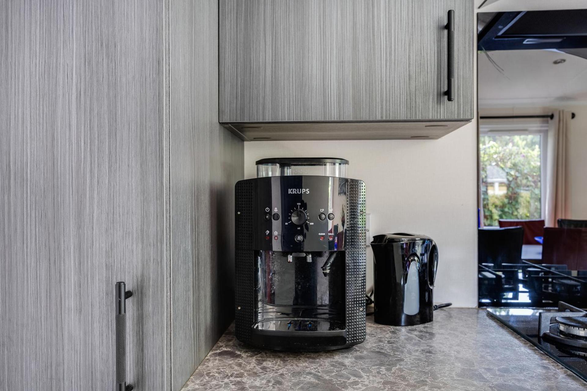 VELUWE HOENDERLOO LUXURY CHALET WITH PRIVATE SAUNA AND HOT TUB - Swimming Pool Tennis Court Supermarket Bowling Alley Theatre and Entertainment for Children