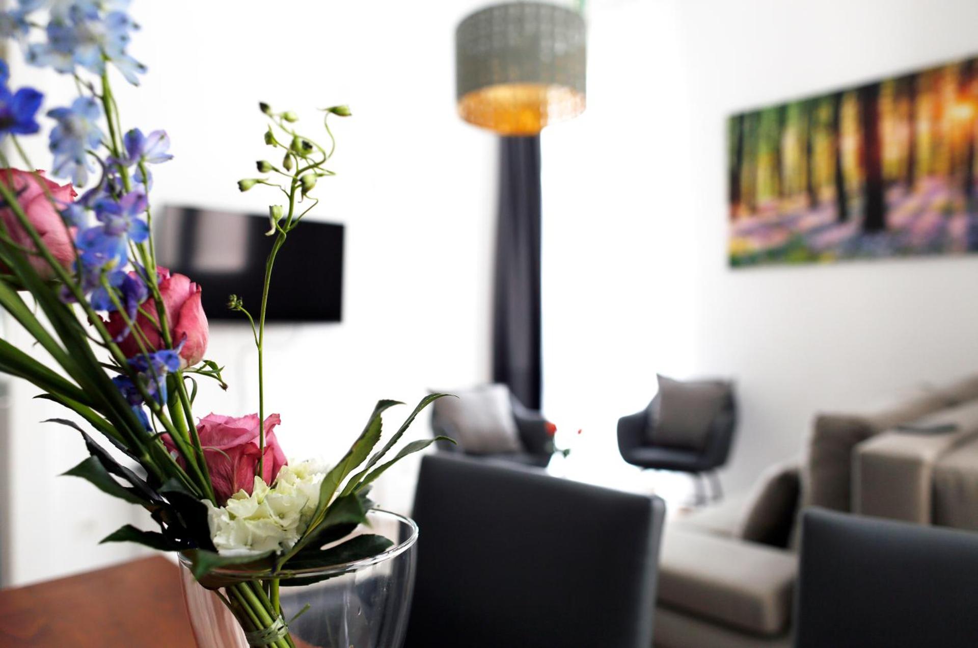 NIEB by ROCKCHAIR Apartments l SUPERHOST Status l 3 Bedrooms Boxspringbeds 3 Bathrooms in Center "Kurfürstendamm" - Cozy Family & Business Flair welcomes you!