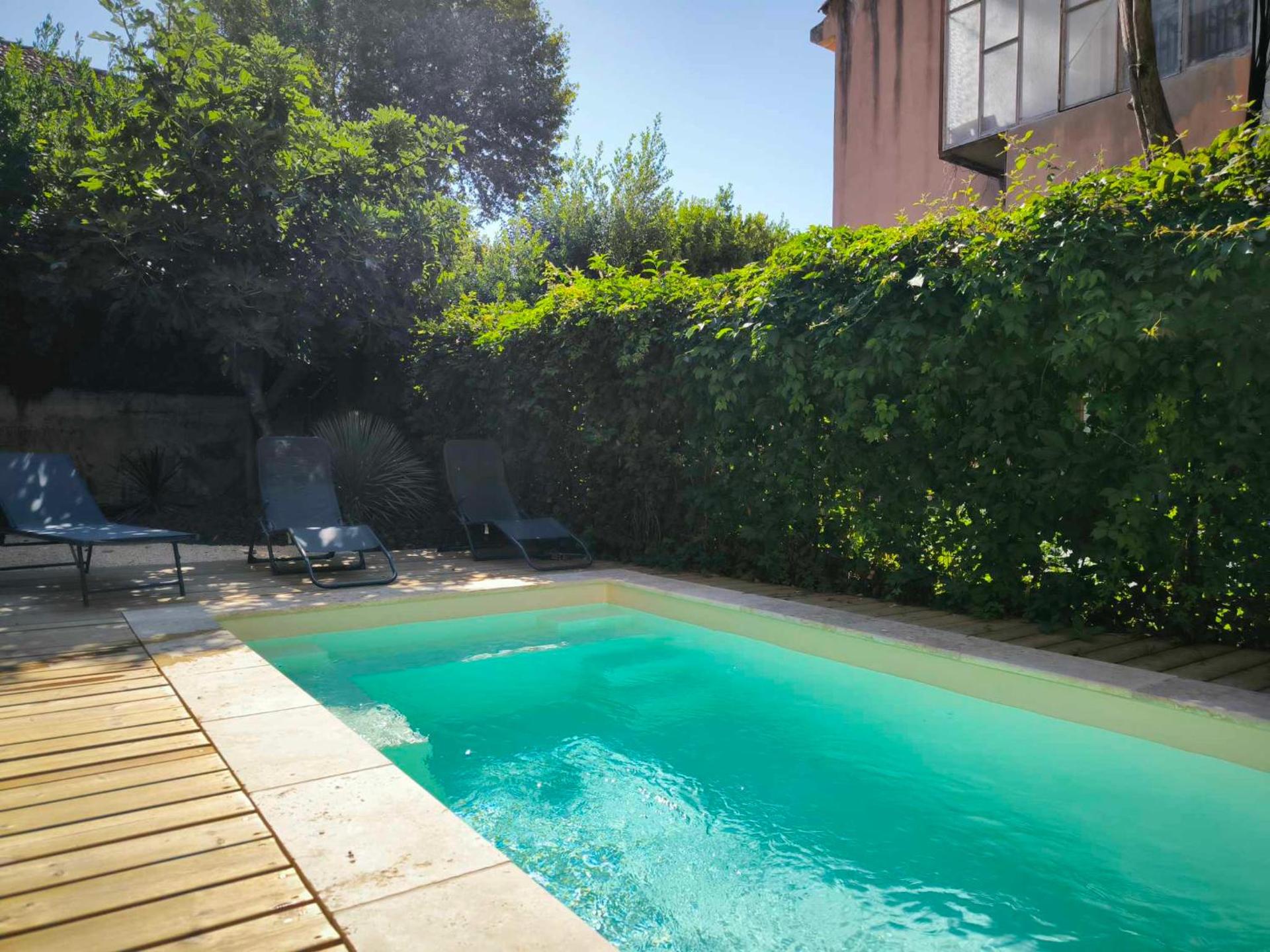 Maison, piscine, climatisation parking, 10min à pied du centre