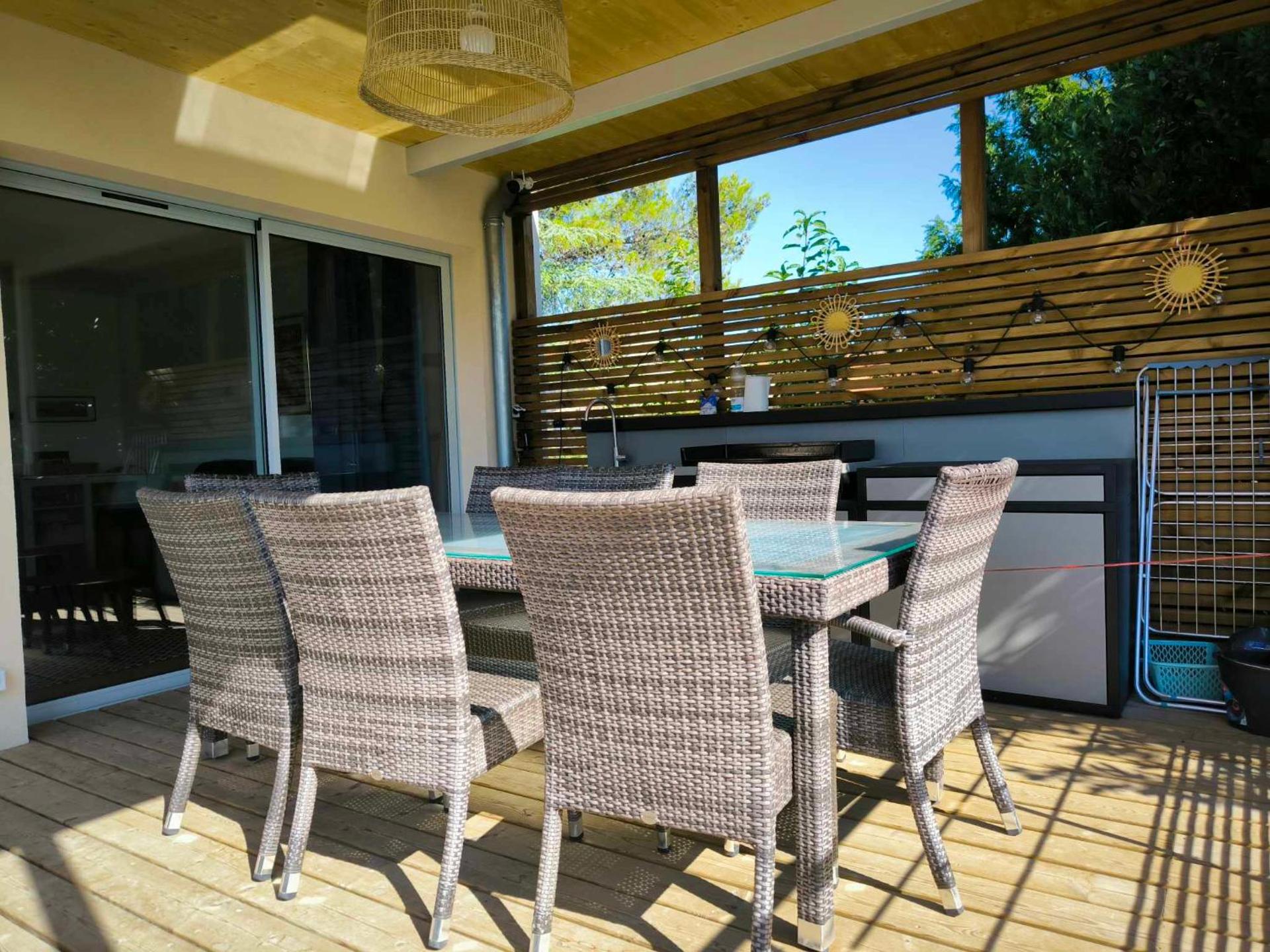 Maison, piscine, climatisation parking, 10min à pied du centre