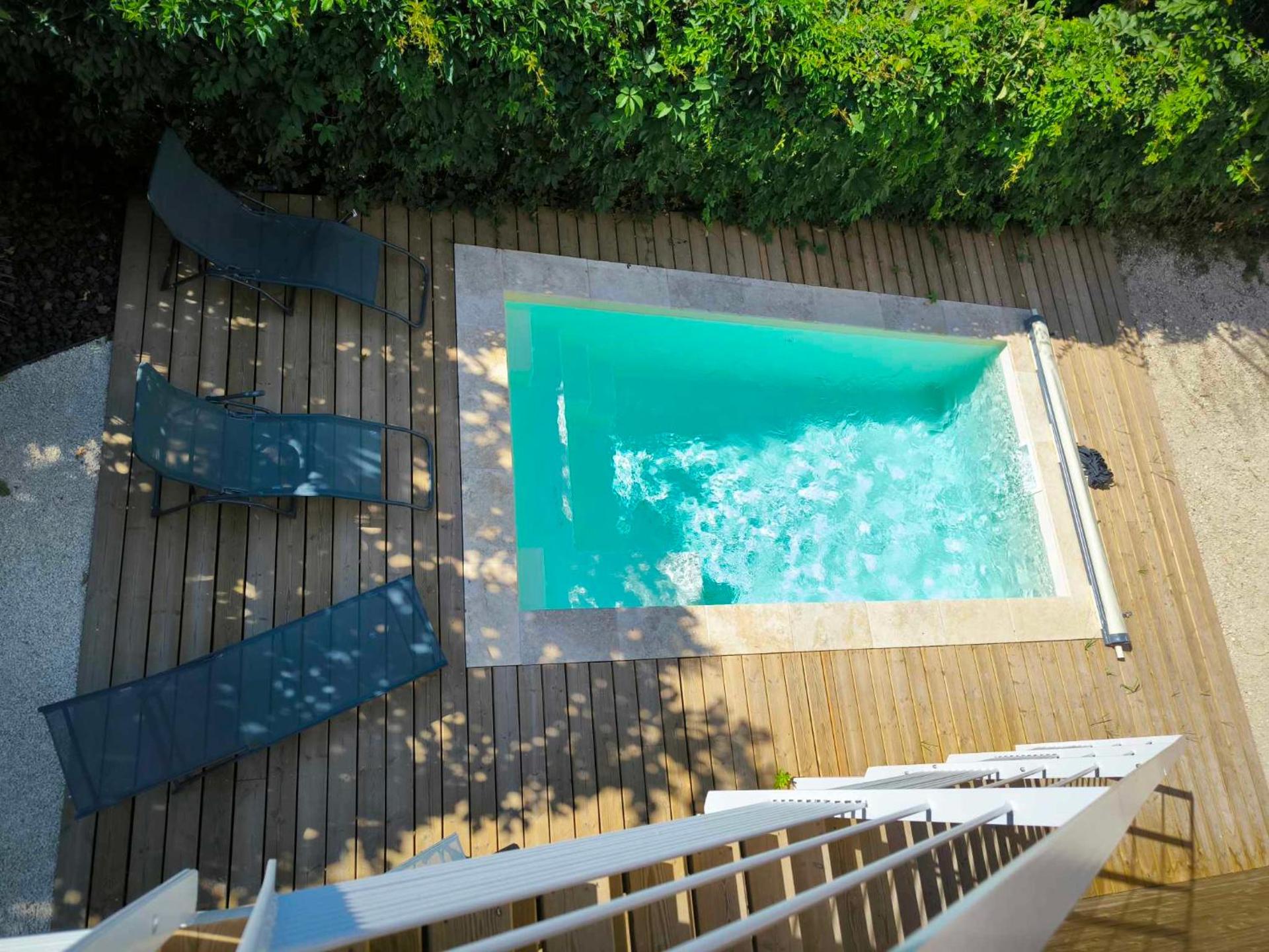 Maison, piscine, climatisation parking, 10min à pied du centre