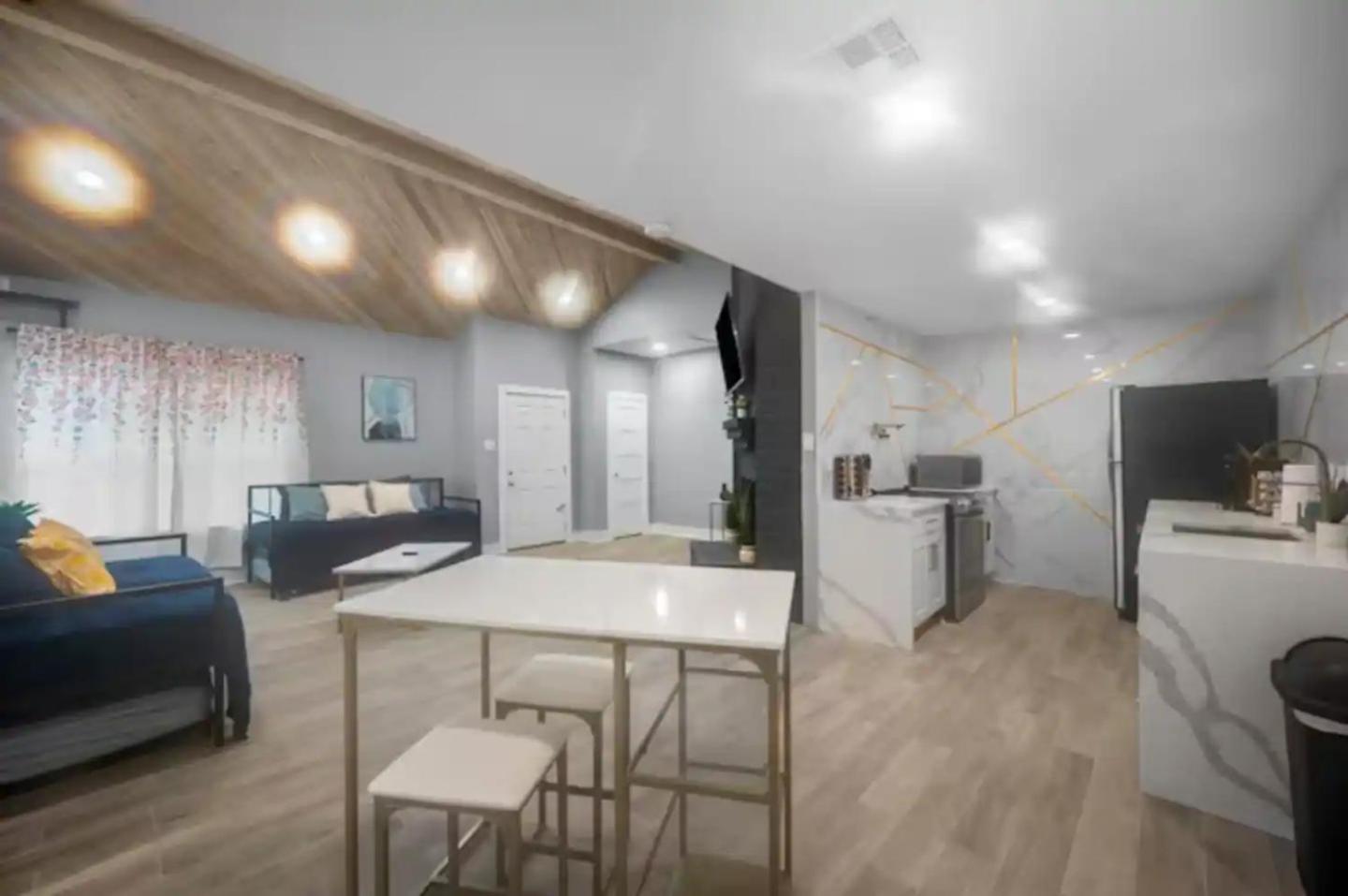 Spacious 1BR Galleria Apt with Pool & Free Park