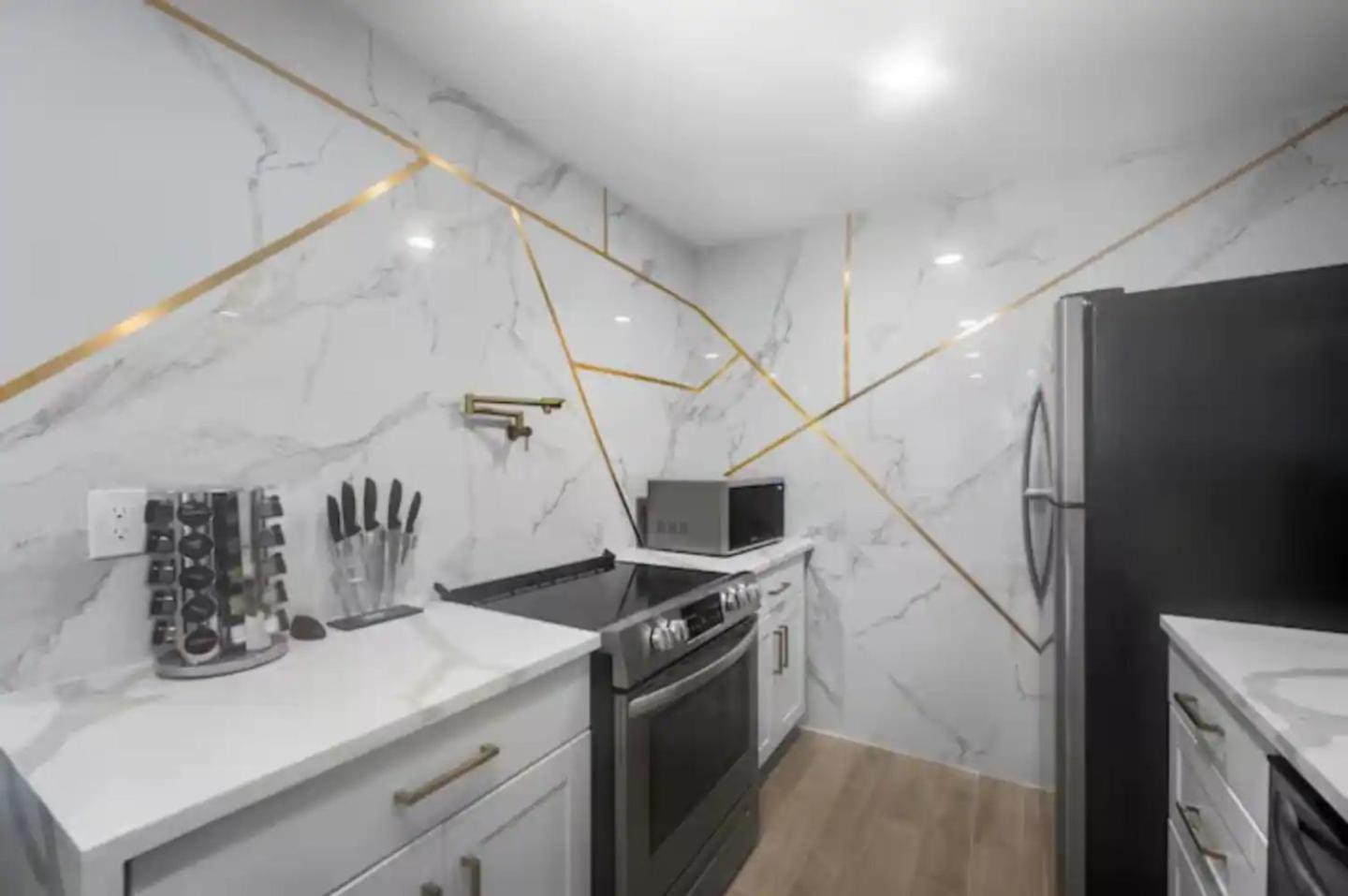 Spacious 1BR Galleria Apt with Pool & Free Park